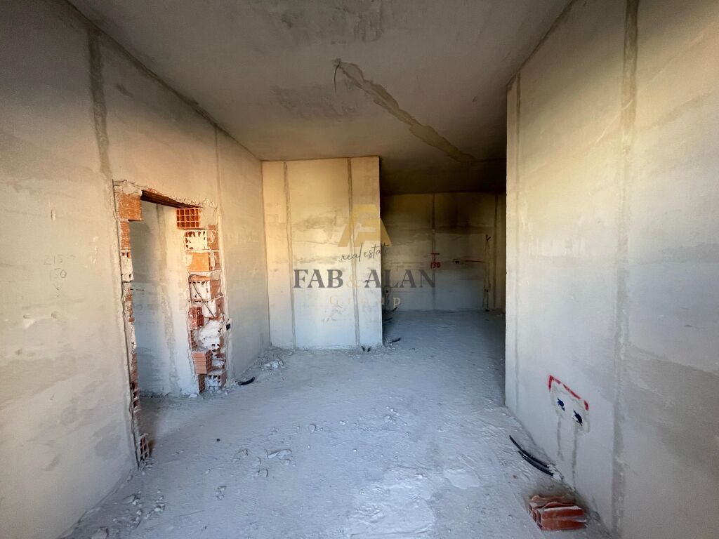 PRANE SHKOLLES SE KUQE, GARSONIERE + POST PARKIMI PER SHITJE!