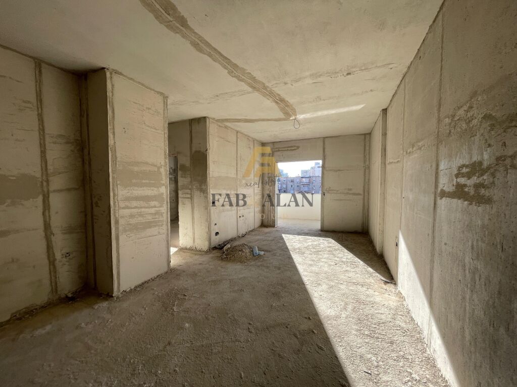 PRANE SHKOLLES SE KUQE, APARTAMENT 2+1+2 PER SHITJE!