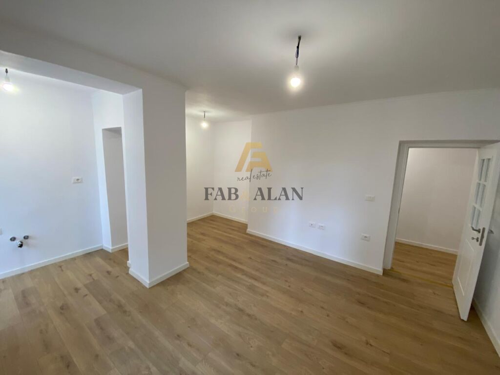 TE RRUGA E DURRESIT, BLLOKU I AMBASADAVE, APARTAMENT 2+1+2 PER SHITJE! 2