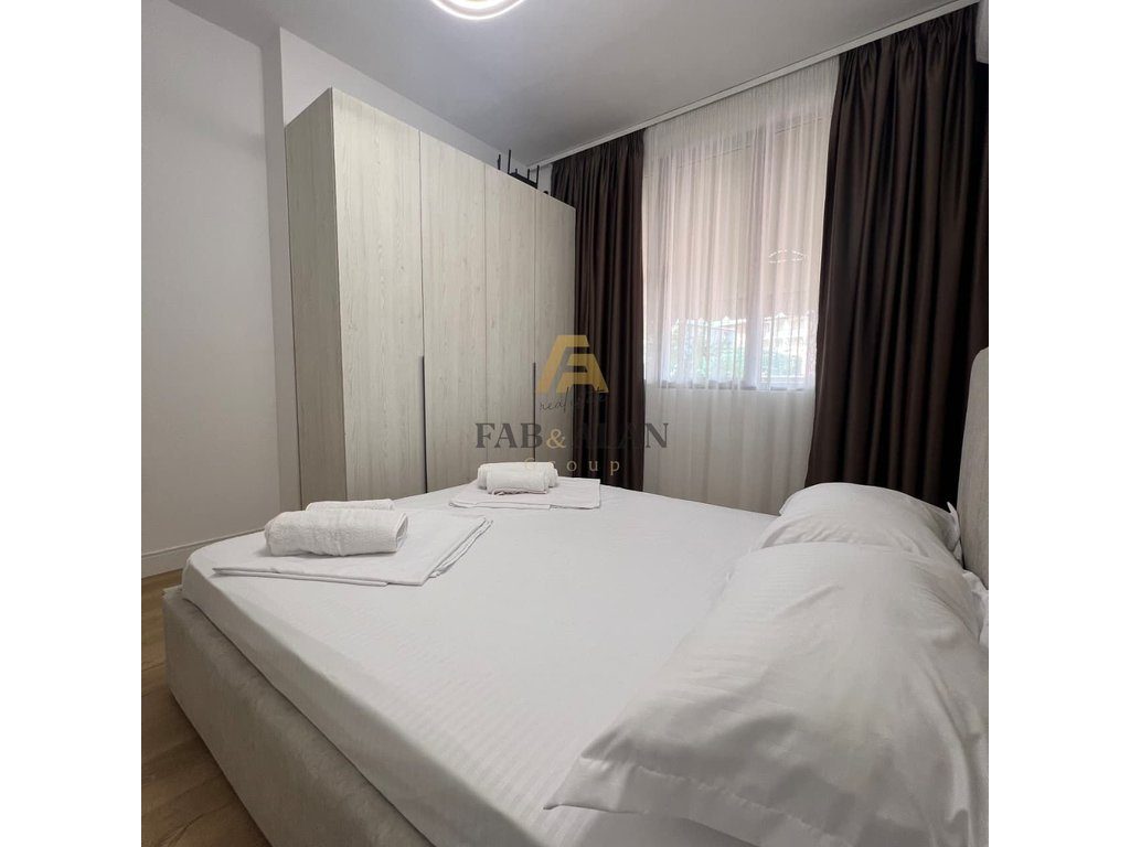 Jepet me qera apartament 1+1 rruga:Islam Alla 85m2,kati i 5 me ashensor,me verande te madhe, i pabanuar me pare 70.000 leke 4
