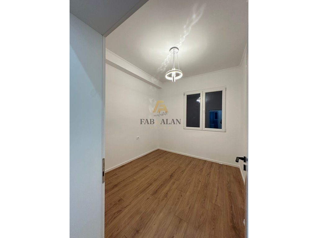 PRANE RRUGES SE DURRESIT APARTAMENT 2+1 PER SHITJE! 3