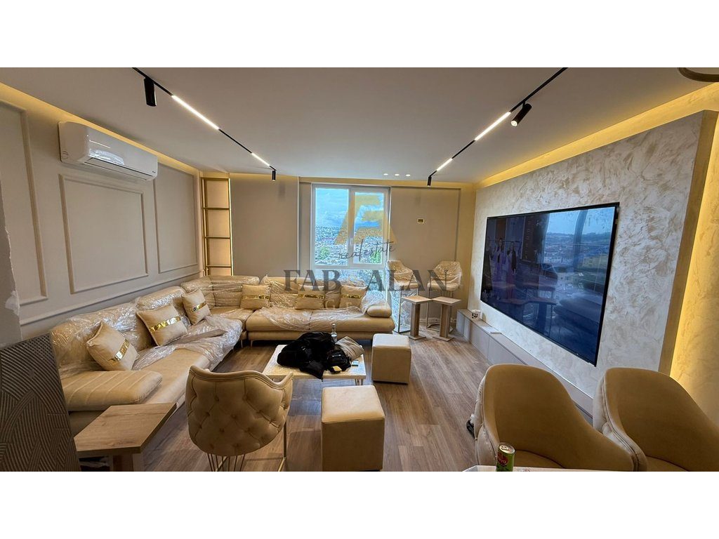 TEK SHKOLLA E BASHKUAR APARTAMENT 2+1 PER SHITJE!