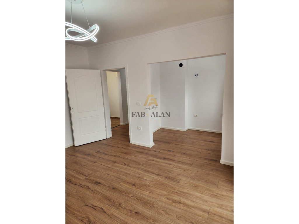 TEK XHAMIA XHURA APARTAMENT 1+1 PER SHITJE! 2