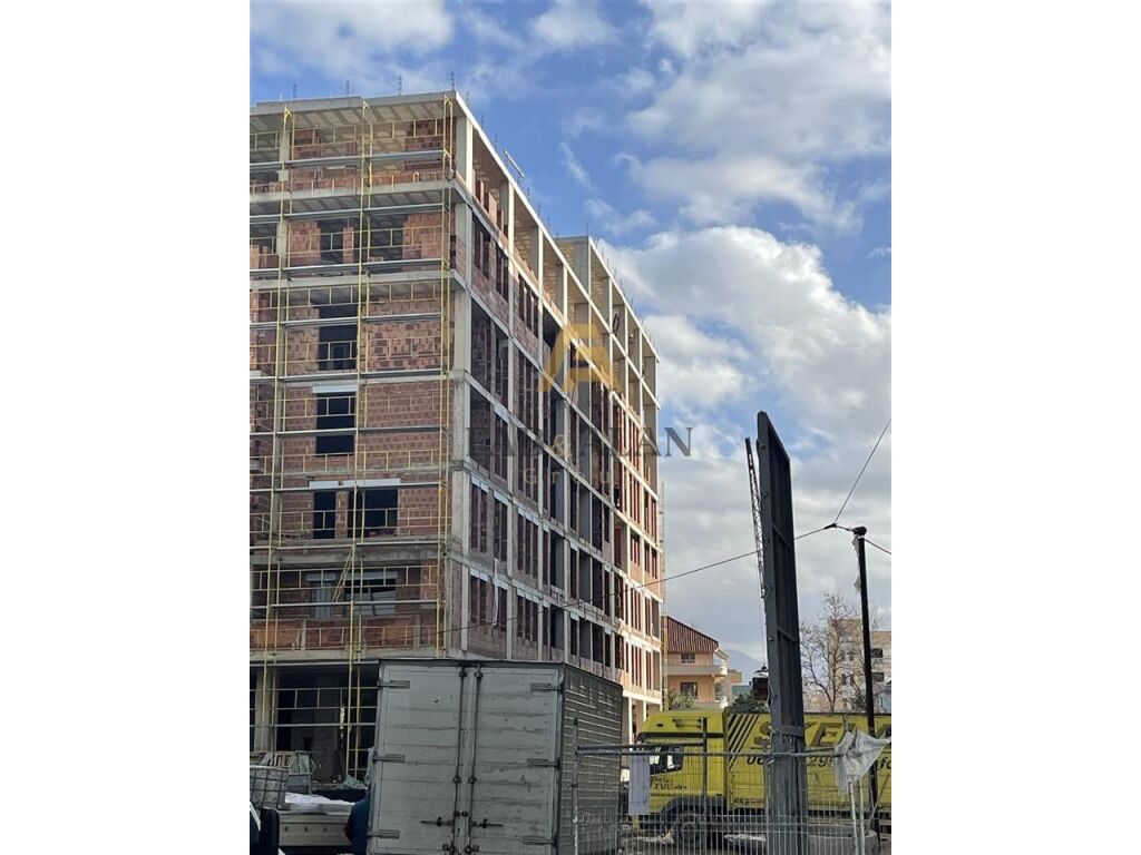 APARTAMENT I MREKULLUESHEM PER SHITJE TEK UNIVERS CITY!! 4
