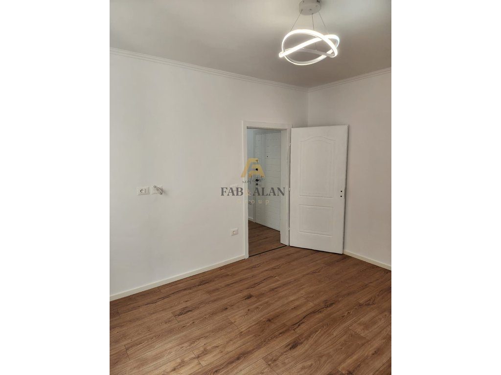 TEK XHAMIA XHURA APARTAMENT 1+1 PER SHITJE! 4