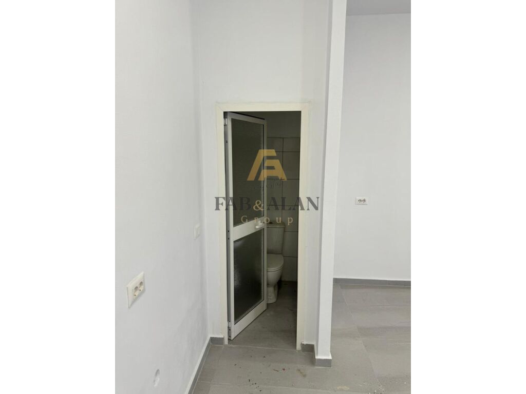 AMBIENT BIZNESI PER QERA PRANE RRUGES SE KAVAJES! 3