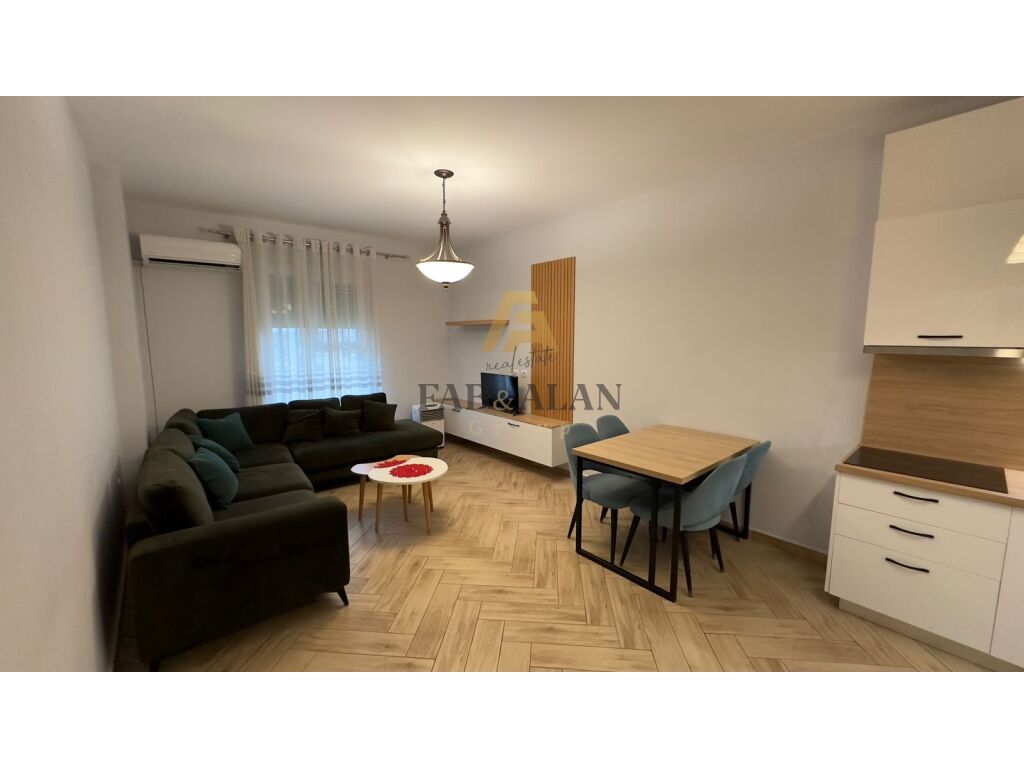 SUPER APARTAMENT 1+1 PER SHITJE TEK PALLATI AL POINT, RRUGA E DIBRES!