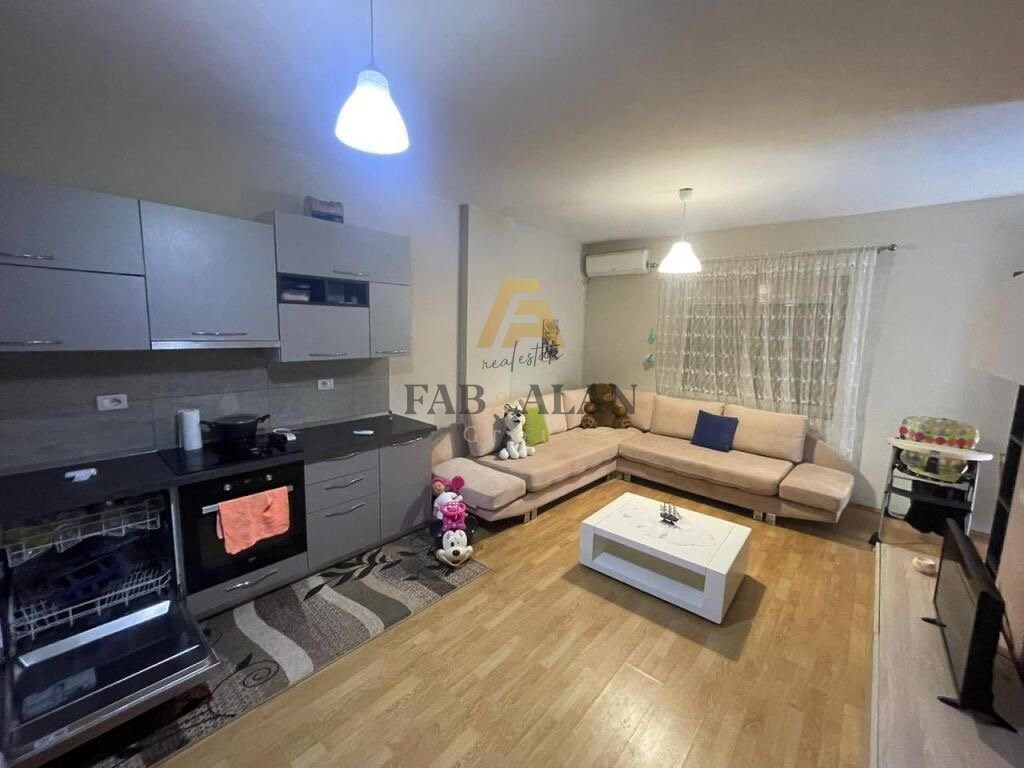 APARTAMENT 2+1 PER SHITJE NE LANABREGAS!