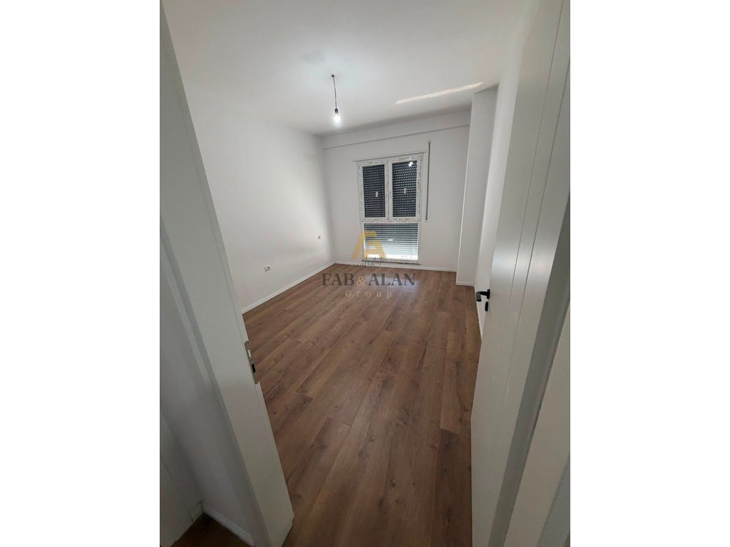 Shitet Apartament 2+1+2 në Kamëz 4