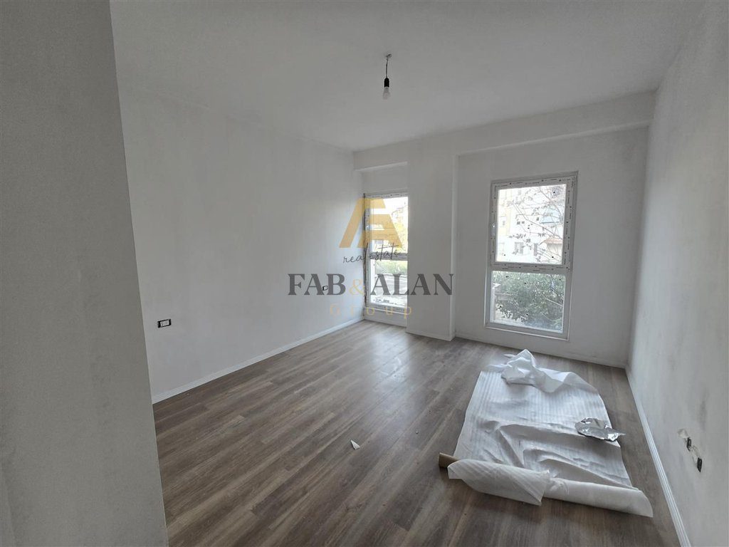 TEK KOMPLEKSI AURA APARTAMENT 1+1 PER SHITJE! 4