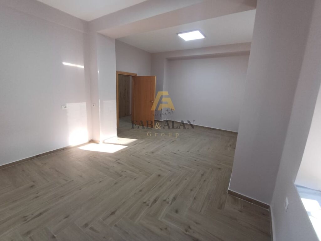 TEK SHALLVARET PERBALLE TAJVANIT AMBIENT BIZNESI PER QERA! 3
