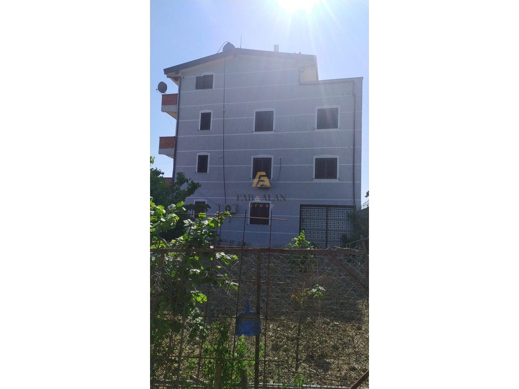 NE FUSHE-KRUJE GODINE BANIMI 4 KATESHE PER SHITJE!