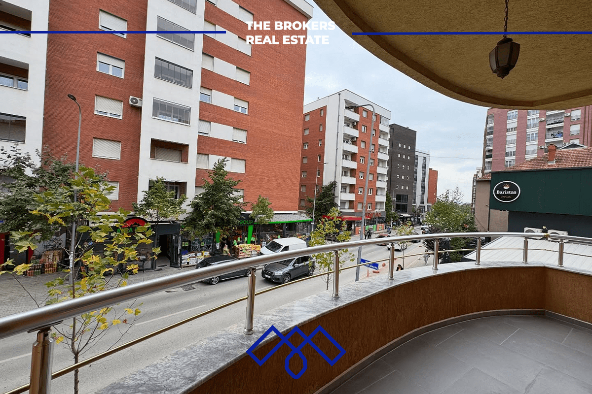 Ofrohet për qira objekt afarist 430m², i pozicionuar në rrugën kryesore Muharrem Fejza.