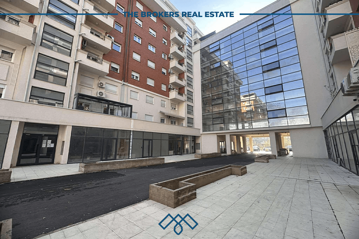 Penthouse 137m2 + 100m2 terasë, me qira në lagjen Kalabria, tek banesat e Centralit.