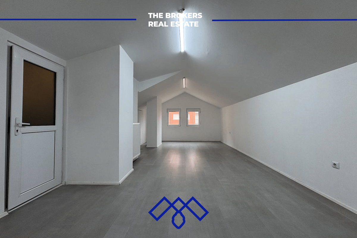 Ofrohet për qira objekt afarist 430m², i pozicionuar në rrugën kryesore Muharrem Fejza.