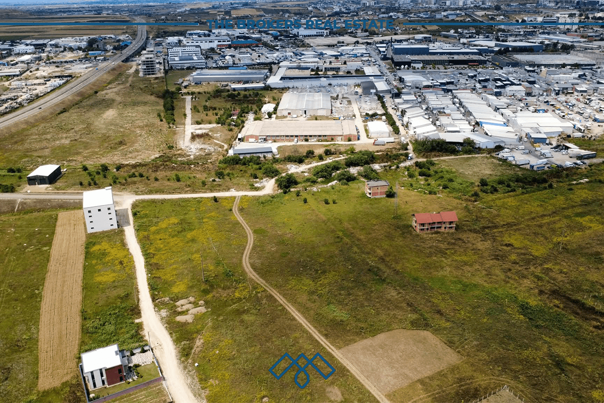 Truall në shitje 13,5 ari – mbrapa Tregut me Shumicë, afër Central Park. 4
