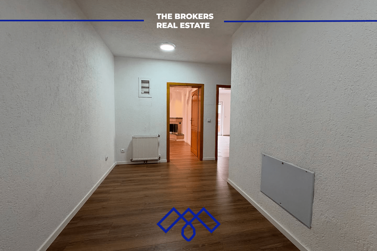 Ofrohet për qira objekt afarist 430m², i pozicionuar në rrugën kryesore Muharrem Fejza.