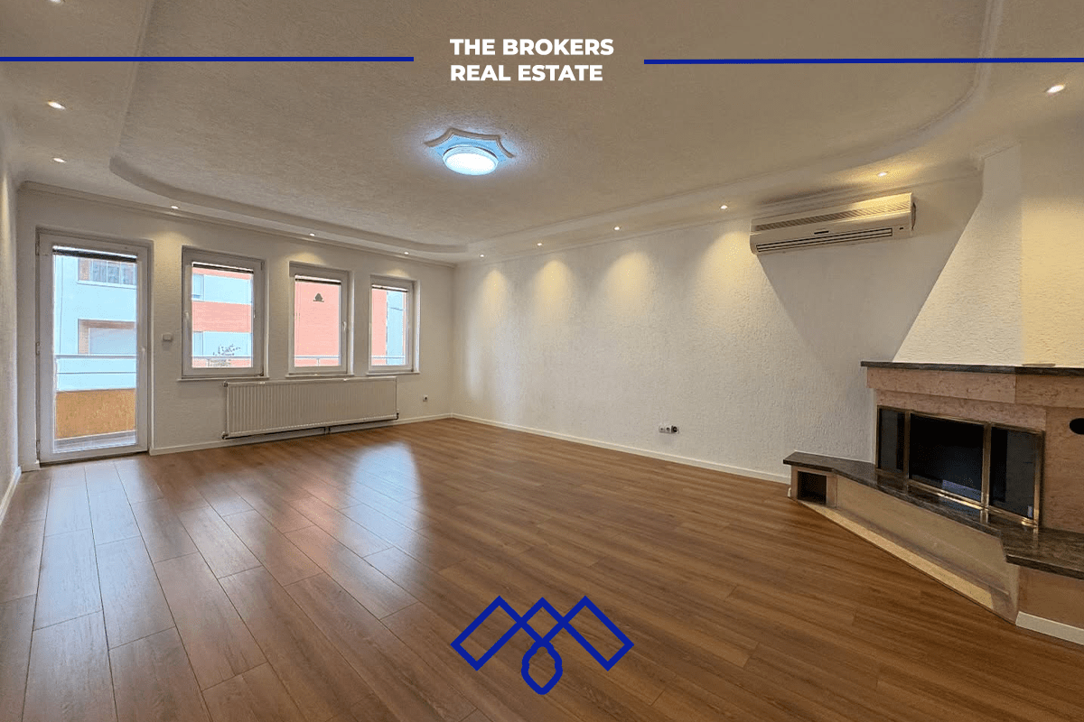 Ofrohet për qira objekt afarist 430m², i pozicionuar në rrugën kryesore Muharrem Fejza.
