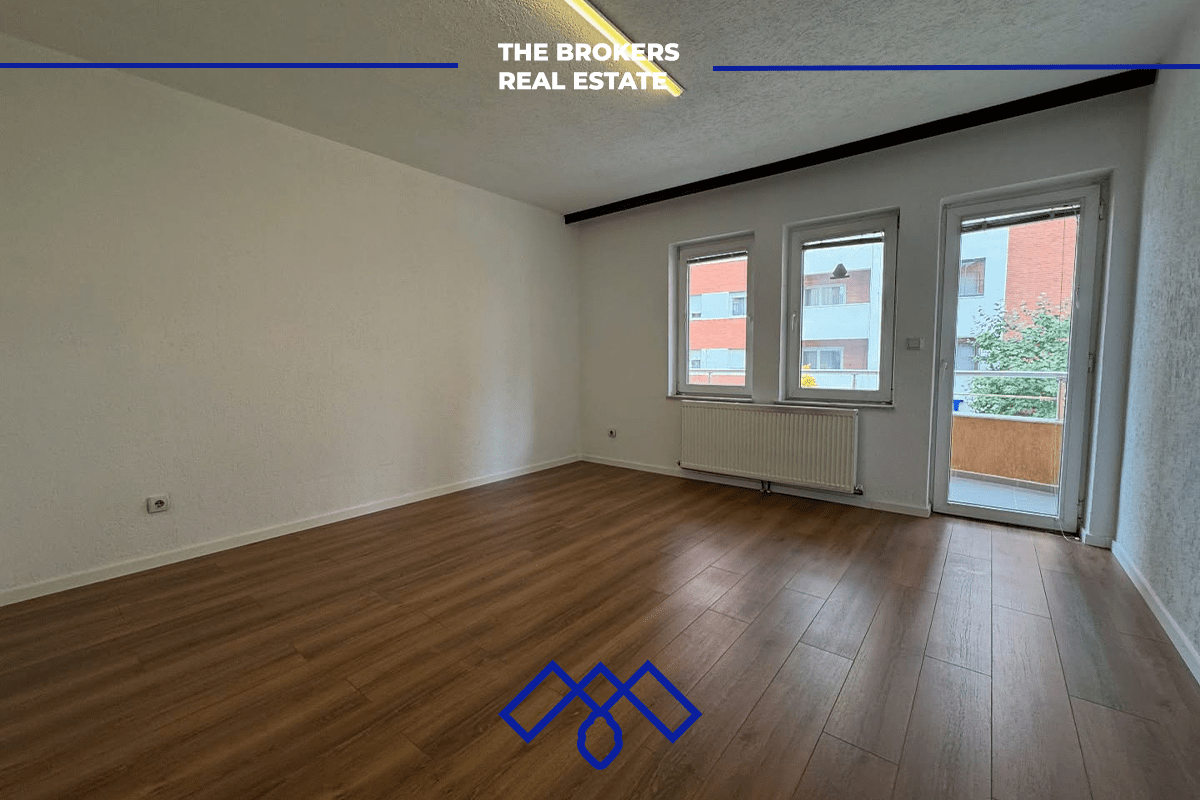 Ofrohet për qira objekt afarist 430m², i pozicionuar në rrugën kryesore Muharrem Fejza.