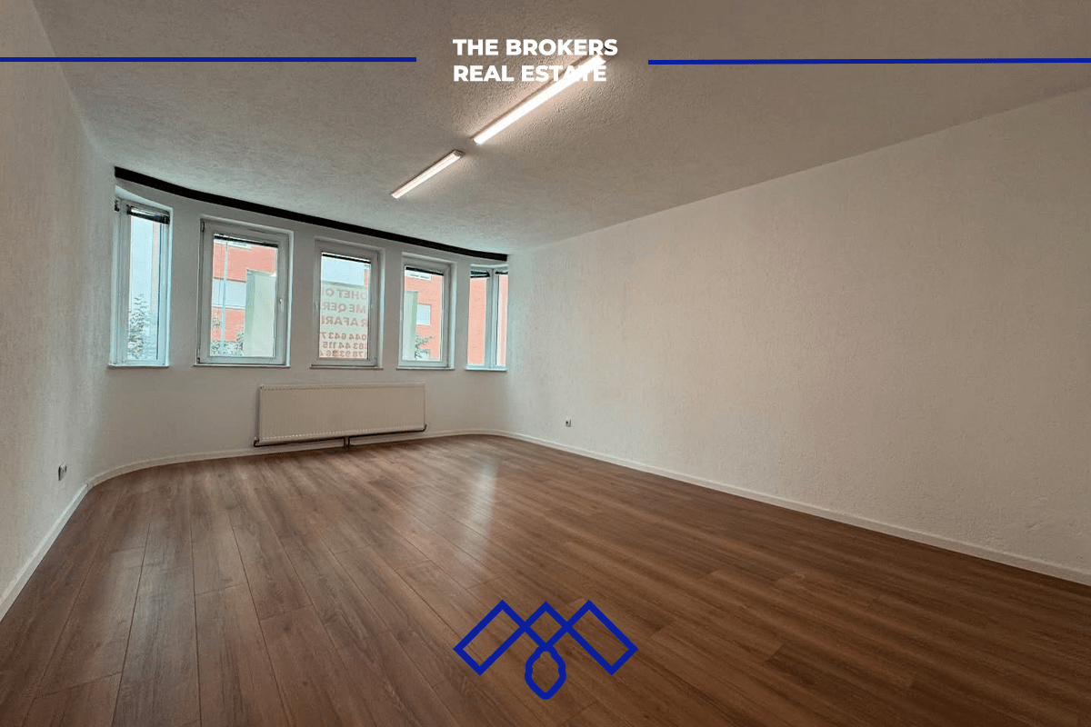 Ofrohet për qira objekt afarist 430m², i pozicionuar në rrugën kryesore Muharrem Fejza.