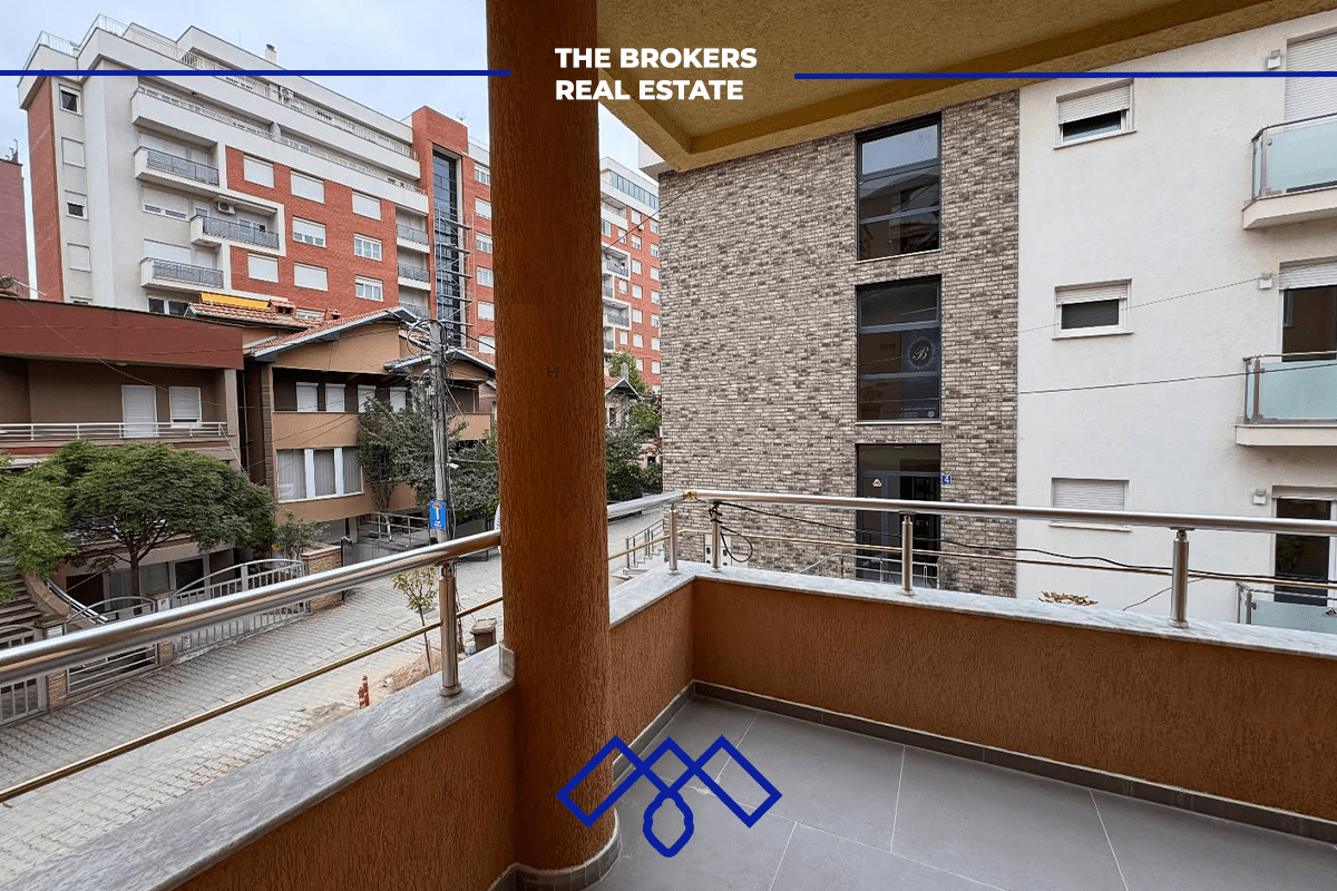 Ofrohet për qira objekt afarist 430m², i pozicionuar në rrugën kryesore Muharrem Fejza.