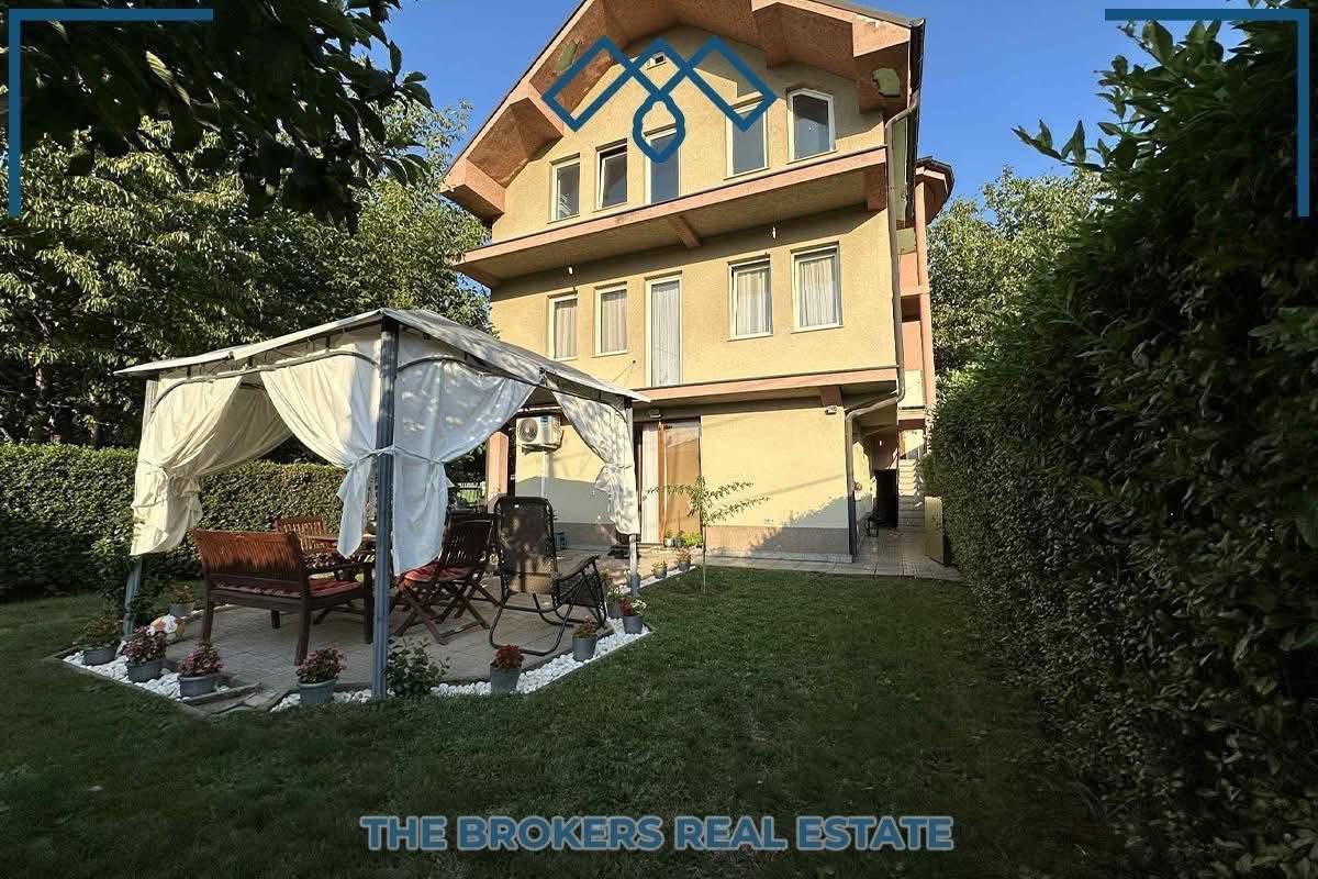 Shitet shtëpia në Emshir, me sipërfaqe prej 240 m2, në rrugën Bije Vokshi afër restaurant Golden.