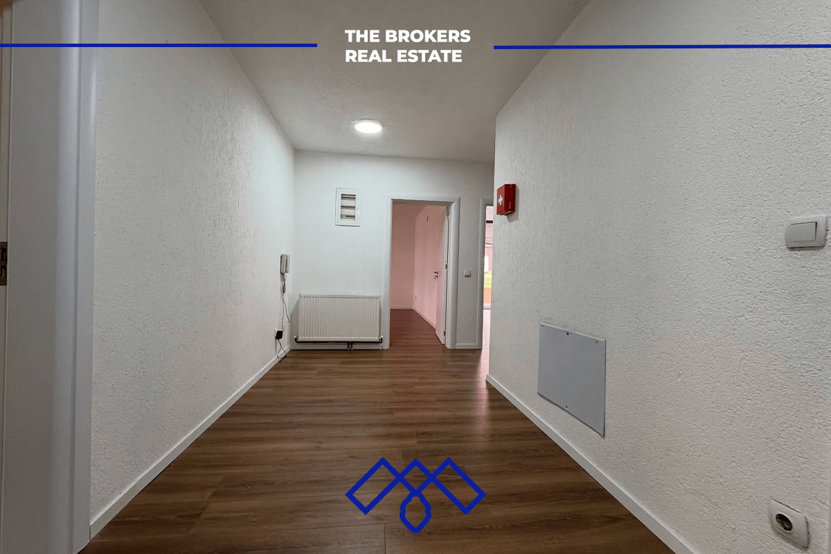 Ofrohet për qira objekt afarist 430m², i pozicionuar në rrugën kryesore Muharrem Fejza.