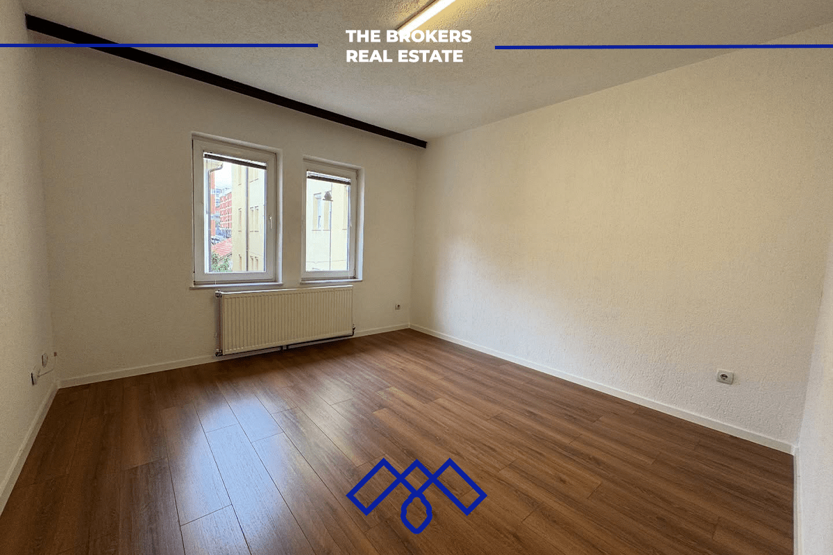 Ofrohet për qira objekt afarist 430m², i pozicionuar në rrugën kryesore Muharrem Fejza.