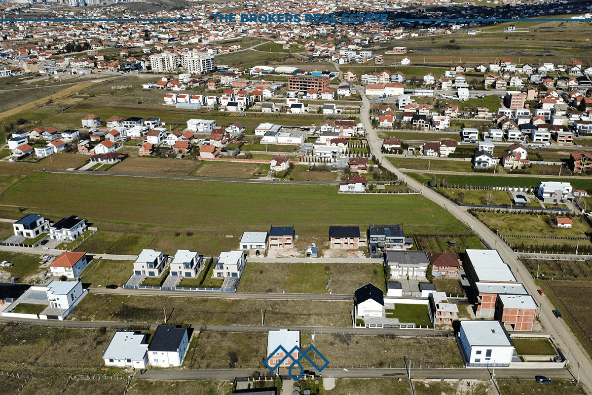 2 Parcela në shitje nga 5 ari – Hajvali. 2
