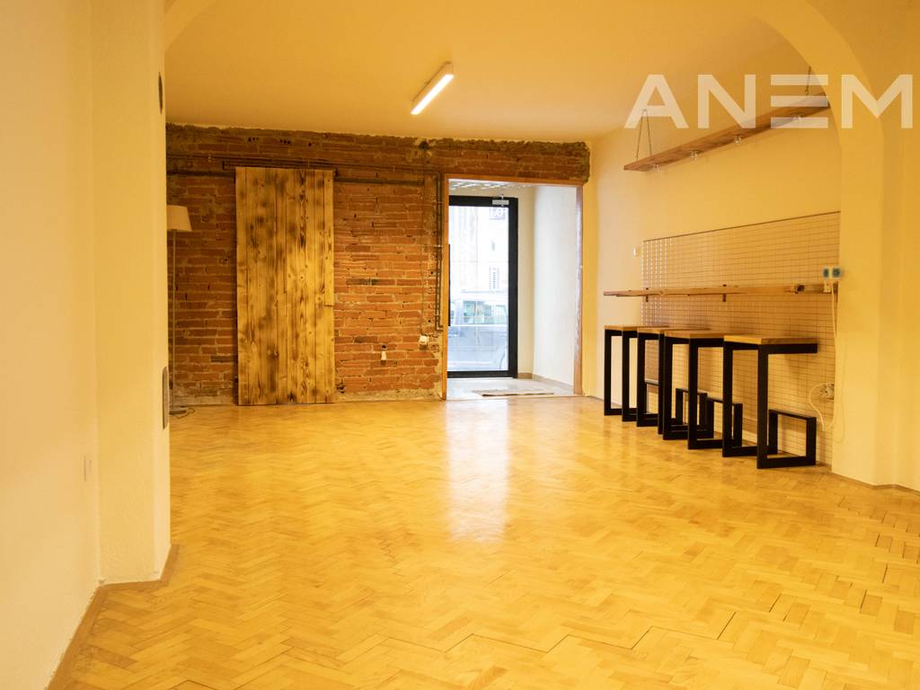 Lokal me qira 160m² në Qendër