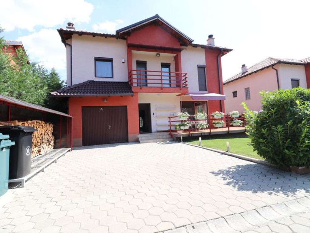 Shtëpia në shitje 300m2 në lagjën Nic