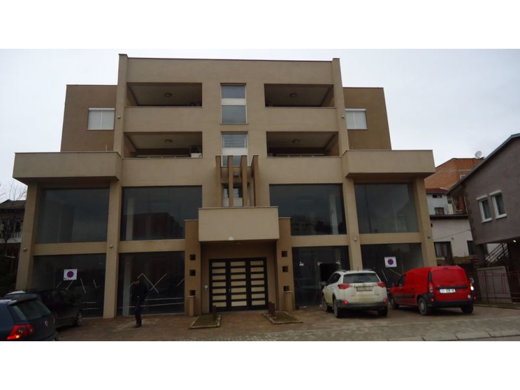 Objekt me qira 1000m² në Arbëri