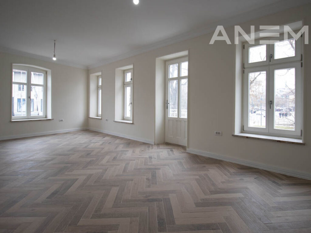 Objekt me qira 240m²+100m² tarracë në Qendër 3