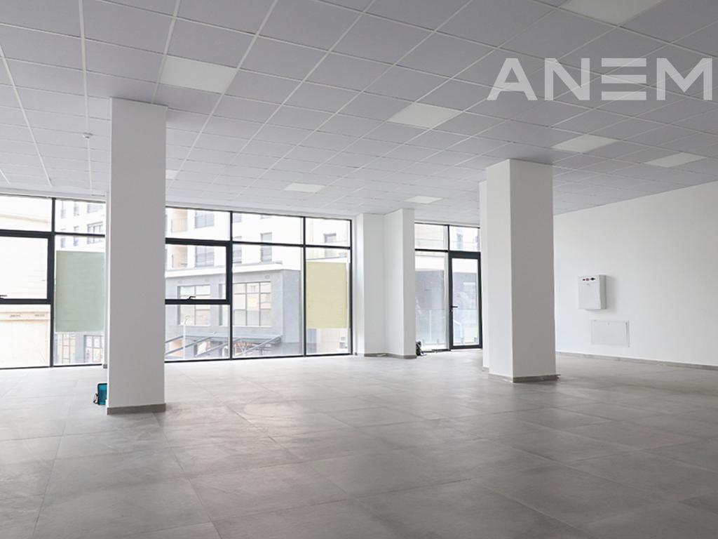 Lokal me qira 160m² në Rrugën B 4