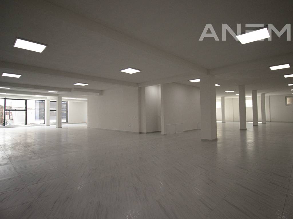 Objekt me qira 2800m² në Bregun e Diellit 4