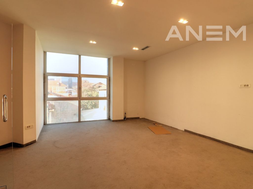 Zyre me qira 300m2 në lagjen Pejton 3