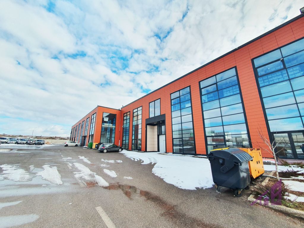 Objekt me qira 1400m2 në magjistralen Prishtinë-Mitrovicë
