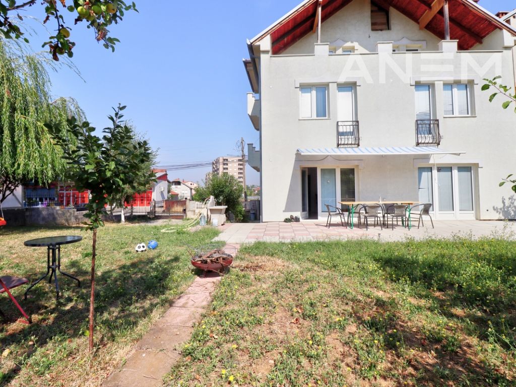 Shtëpi me qira 300m2 në lagjën Kalabria 3