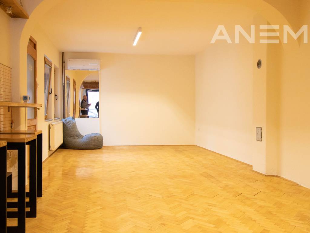 Lokal me qira 160m² në Qendër 2