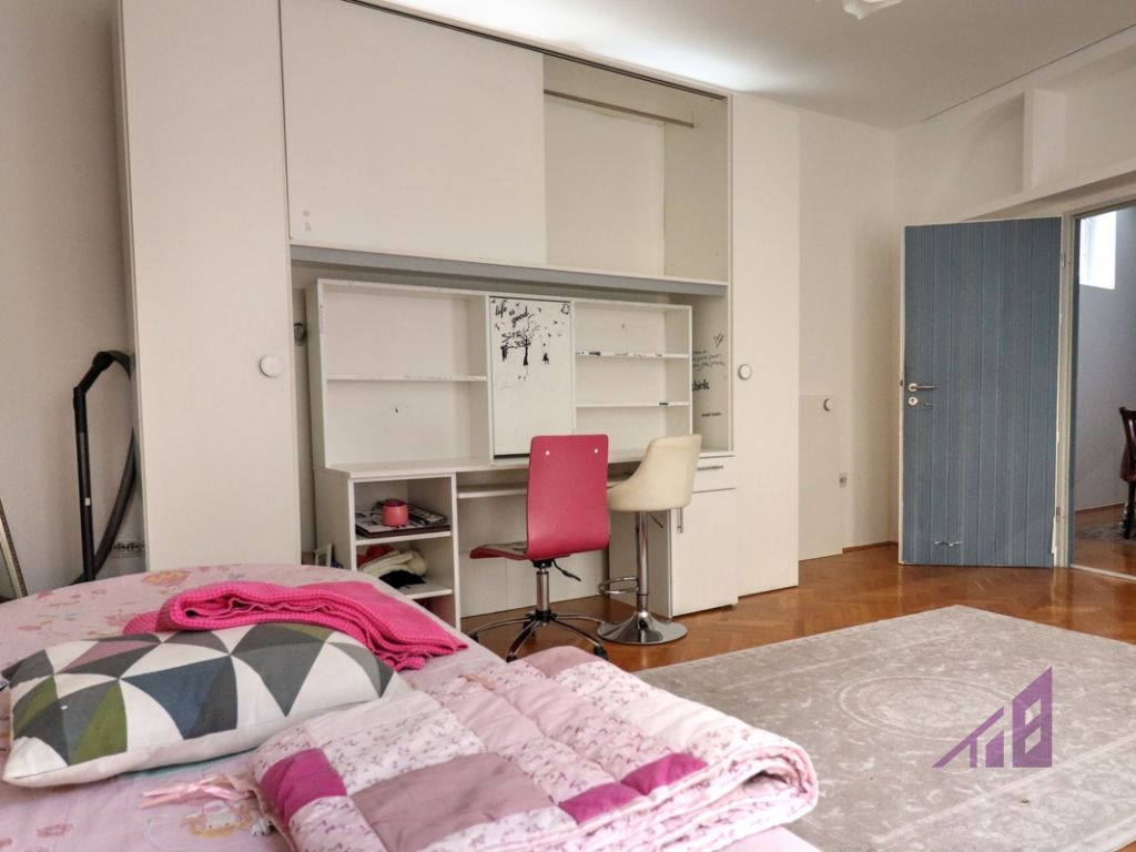 Shtëpi me qira 200m2 në lagjen Tophane 3