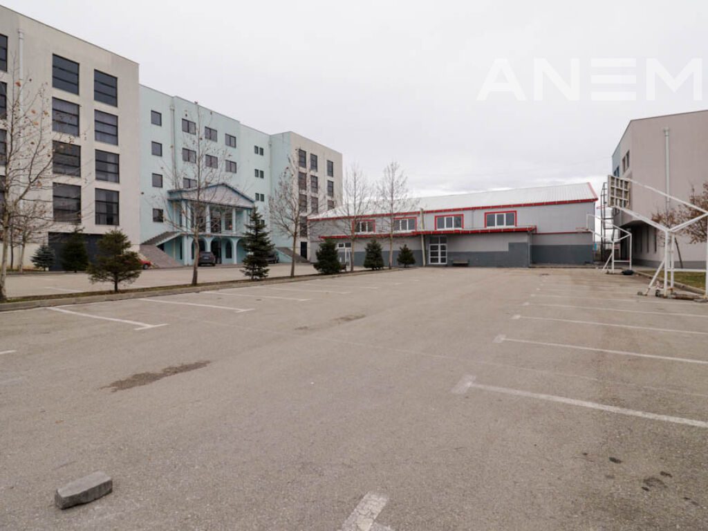 Objekt me qira 20000m² në Magjistralen Prishtinë-Ferizaj