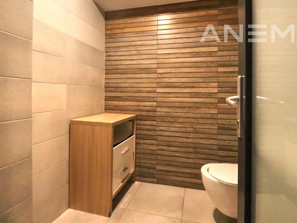 Zyre me qira 208m² në lagjen Arbëria 2
