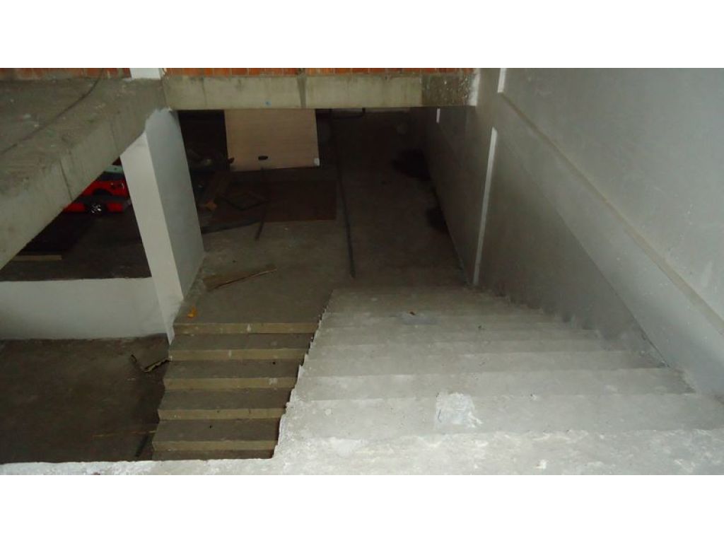 Objekt me qira 1000m² në Arbëri 4