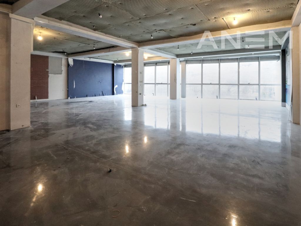 Objekt me qira 1000 m² në Sofali 4