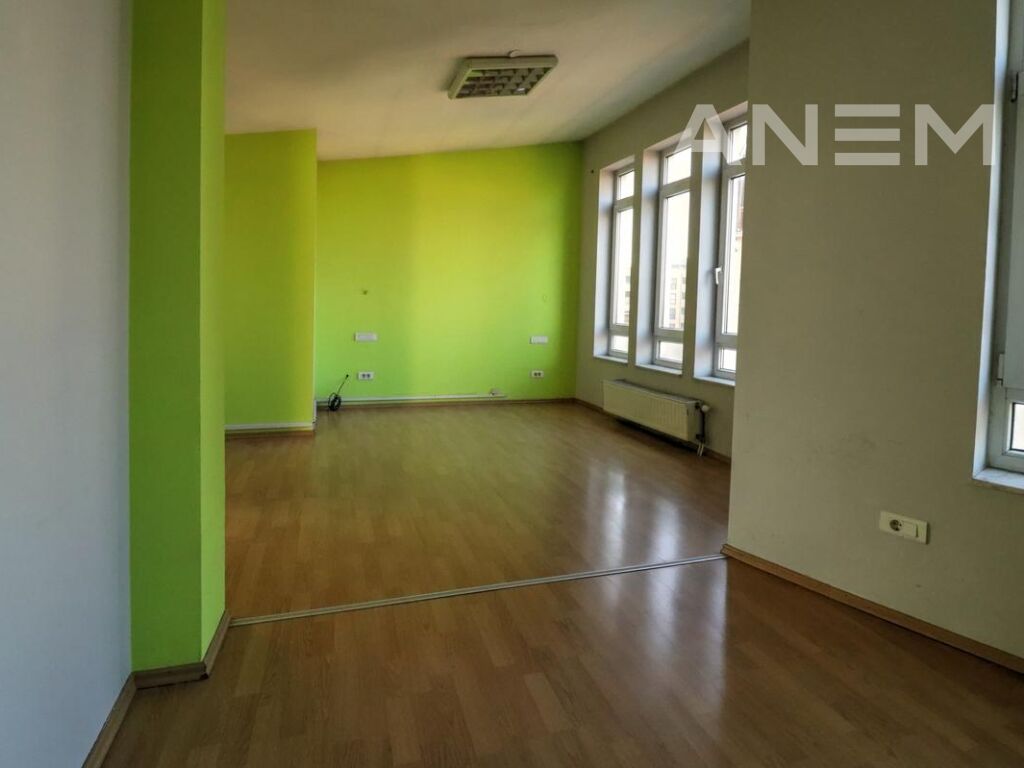 Zyre me qira 440m² në Qendër 2