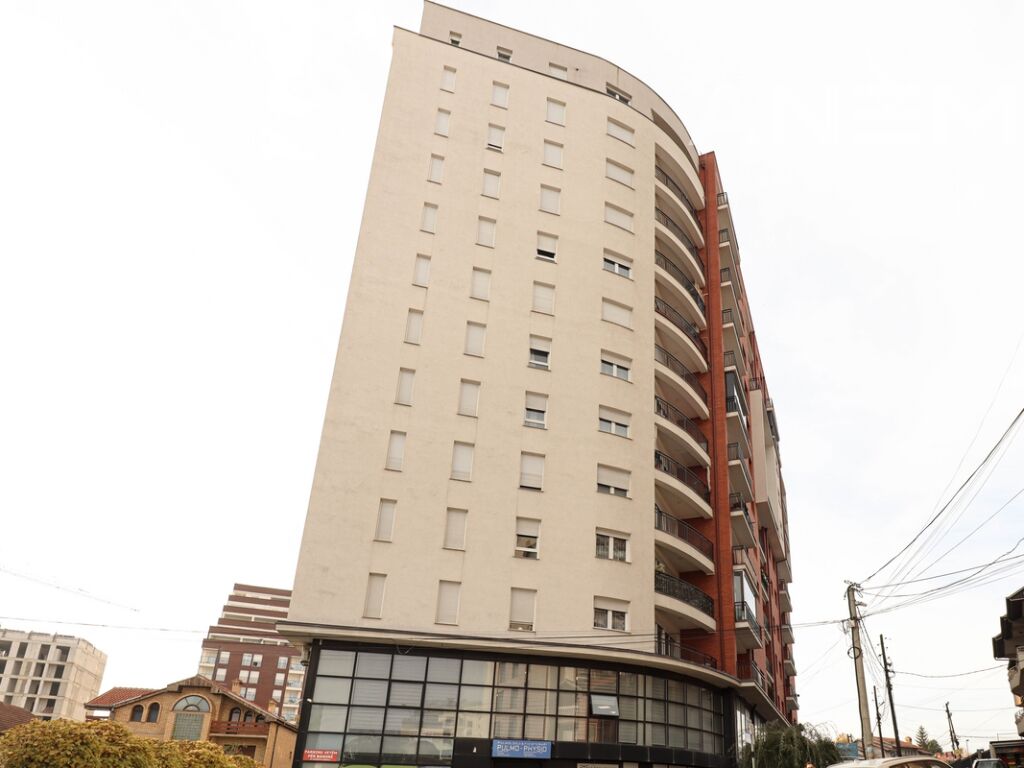 Lokal në shitje 297m² në Mahallën e muhaxherëve