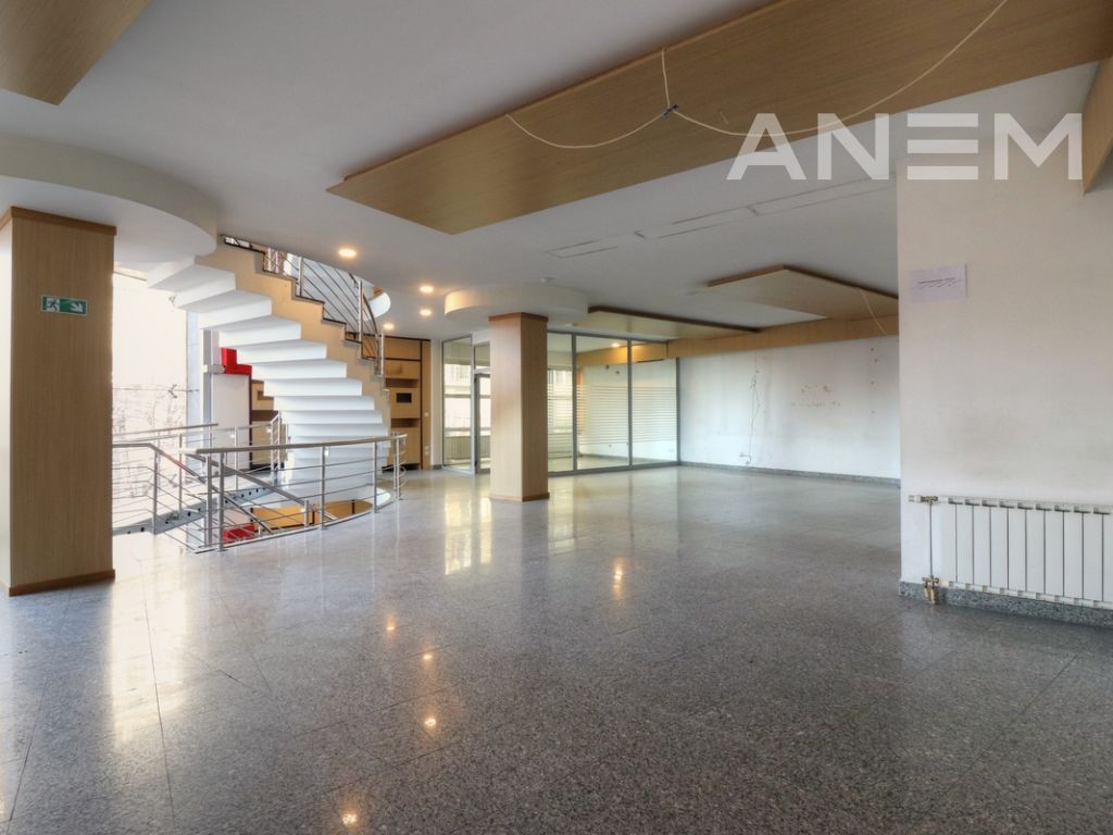 Objekt me qira 1000m2 në Qendër 3