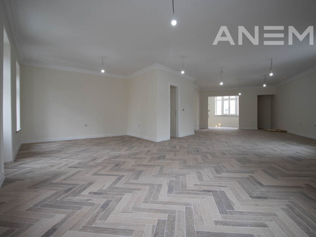 Objekt me qira 240m²+100m² tarracë në Qendër 4