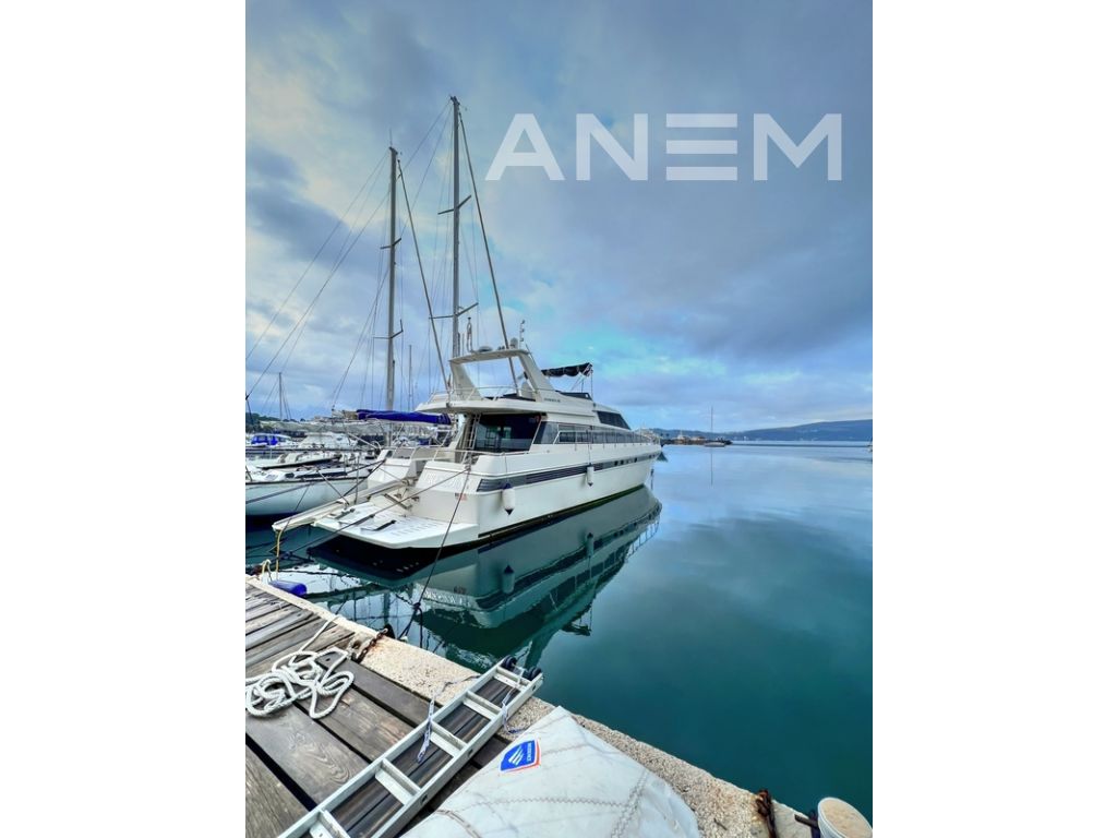 Yacht Mangusta Rodrigues në Shitje