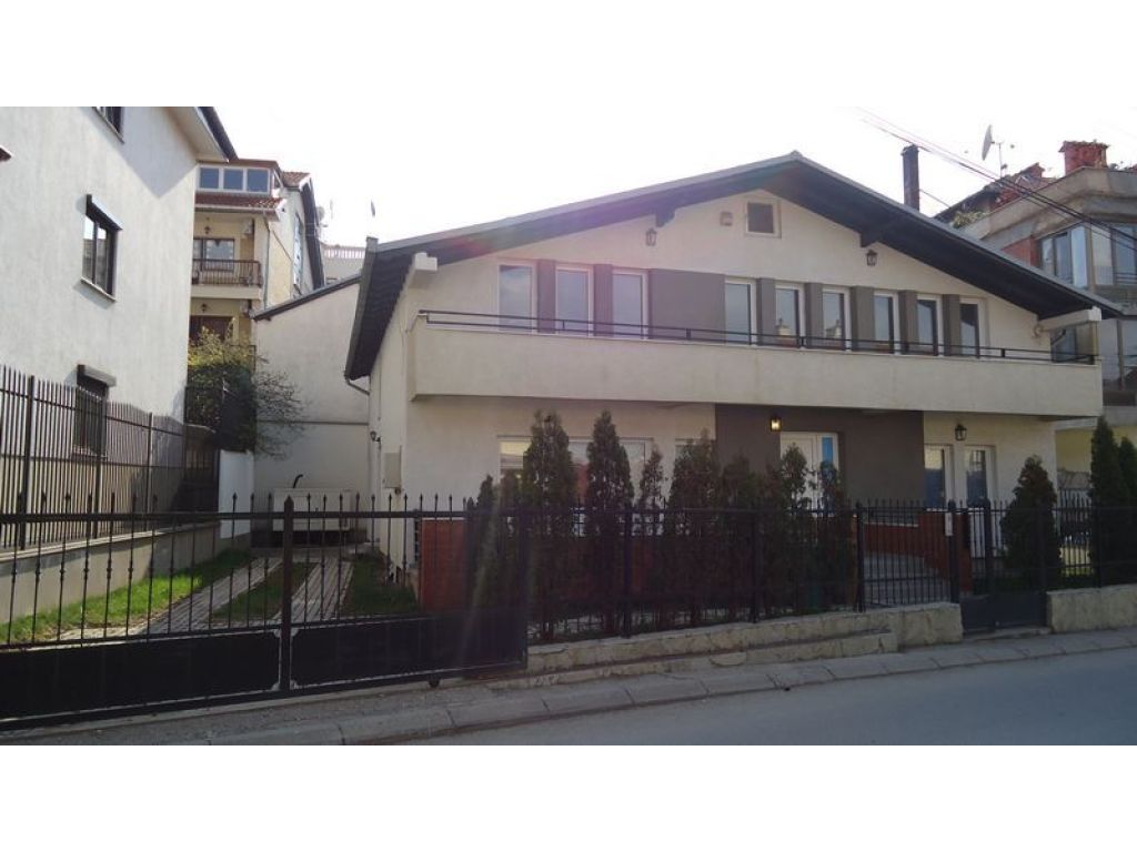 Shtëpi me qira 300m2 ne Velani